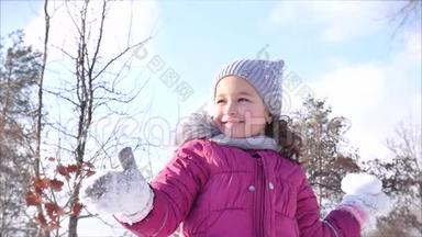 快乐，有趣的童年在阳光明媚的冬日户外。 女儿和父亲玩<strong>雪球</strong>，扔<strong>雪球</strong>